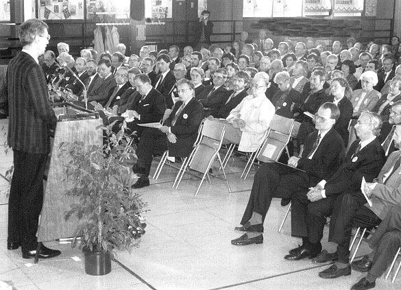 Festveranstaltung in der Aula der Schule mit Bildungssenator Dr. Henning Scherf anlässlich des 90-jährigen Jubiläums