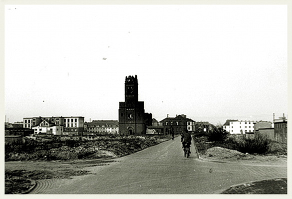 Die kriegszerstörte Ruine der alten Schule an der Hauffstraße in den 50er Jahren (links im Bild).