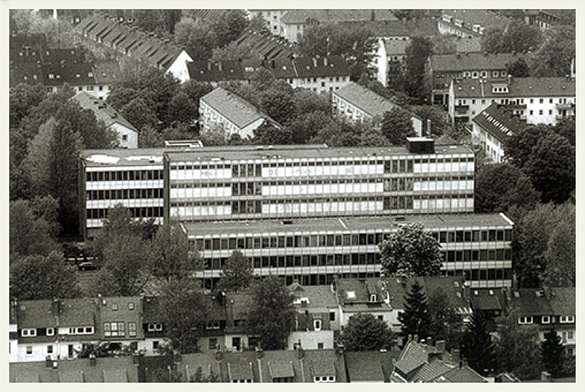 Blick vom Waller Fernsehturm (Aufnahme Mitte der 90er Jahre): vorne der Gebäudetrakt an der Hauffstraße, dahinter der mittlere Trakt, dahinter der 1974 fertiggestellte sogenannte Neubautrakt.