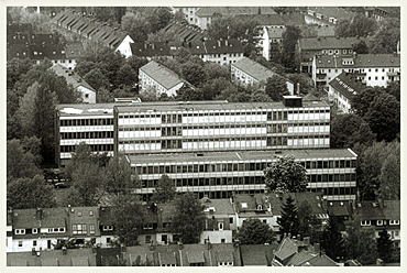 Blick vom Waller Fernsehturm (Aufnahme Mitte der 90er Jahre): vorne der Gebäudetrakt an der Hauffstraße, dahinter der mittlere Trakt, dahinter der 1974 fertiggestellte sogenannte Neubautrakt.