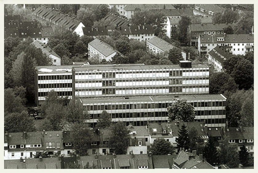 Blick vom Waller Fernsehturm (Aufnahme Mitte der 90er Jahre): vorne der Gebäudetrakt an der Hauffstraße, dahinter der mittlere Trakt, dahinter der 1974 fertiggestellte sogenannte Neubautrakt.