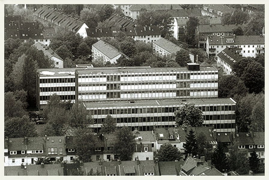 Blick vom Waller Fernsehturm (Aufnahme Mitte der 90er Jahre): vorne der Geb&auml;udetrakt an der Hauffstra&szlig;e, dahinter der mittlere Trakt, dahinter der 1974 fertiggestellte sogenannte Neubautrakt.