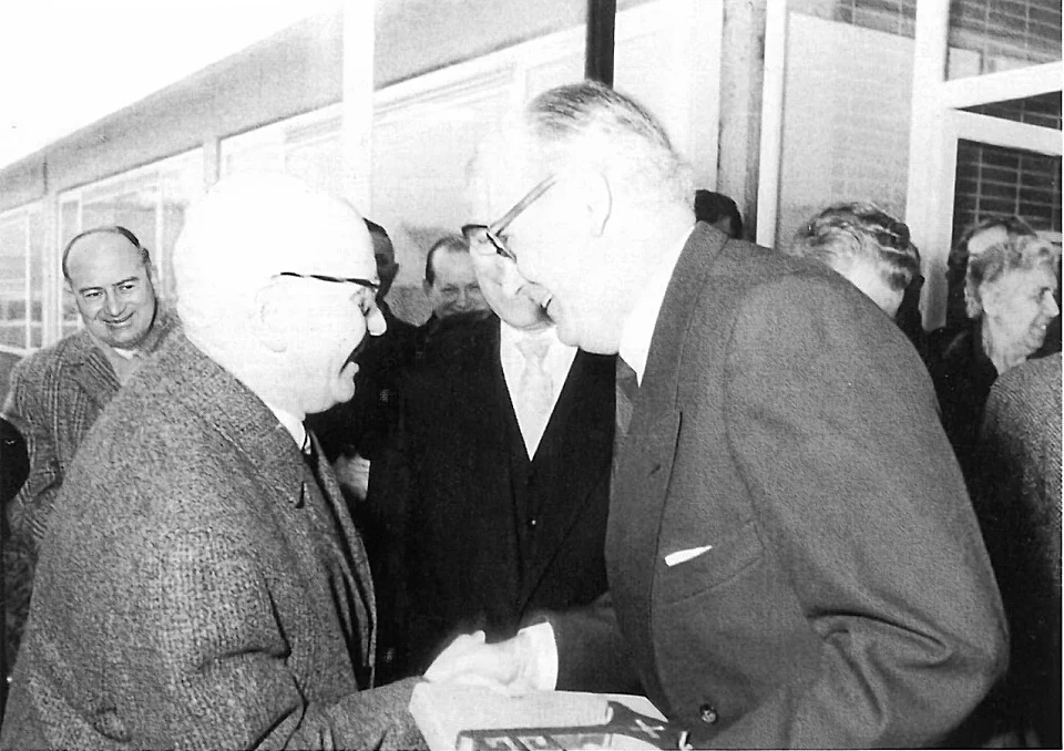 Symbolische Schl&uuml;ssel&uuml;bergabe durch Schulsenator Dehnkamp an den neuen Schulleiter Konrad Schmidt