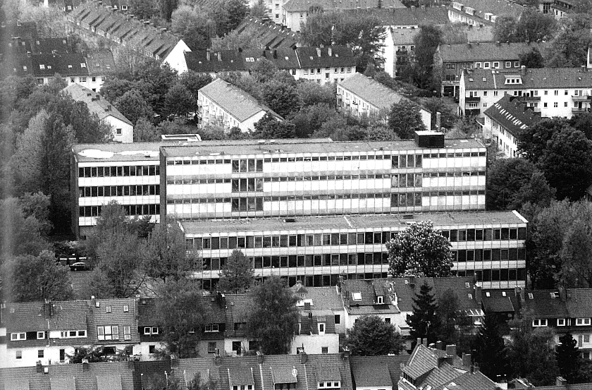 Eine Immobilie steht zum Verkauf – das Schulgebäude in den 1990er Jahren