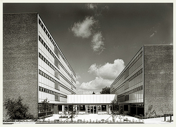 Der zweite Bauabschnitt ist fertig (Aufnahme 1965): rechts der Trakt an der Hauffstraße, links der heutige mittlere Gebäudetrakt.