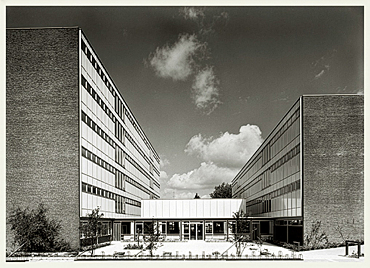 Der zweite Bauabschnitt ist fertig (Aufnahme 1965): rechts der Trakt an der Hauffstraße, links der heutige mittlere Gebäudetrakt.
