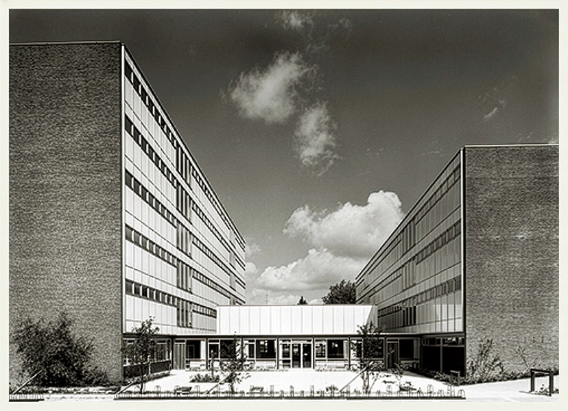 Der zweite Bauabschnitt ist fertig (Aufnahme 1965): rechts der Trakt an der Hauffstra&szlig;e, links der heutige mittlere Geb&auml;udetrakt.