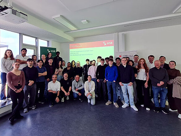 Gruppenfoto der Q1 des Beruflichen Gymnasiums Wirtschaft