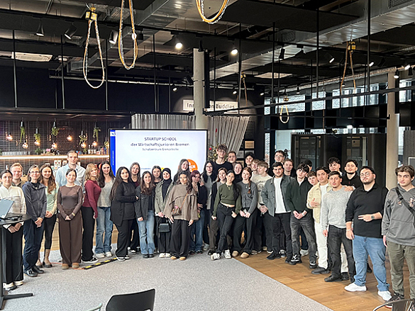 Gruppenfoto der Schülerinnen und Schüler beim Deutschen Grunderpreis für Schüler:innen