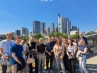Klassenfoto der Bankkaufleute vor der Frankfurter Skyline