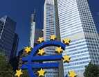 Euro-Skulptur vor dem Frankfurter Eurotower