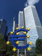Euro-Skulptur vor dem Frankfurter Eurotower