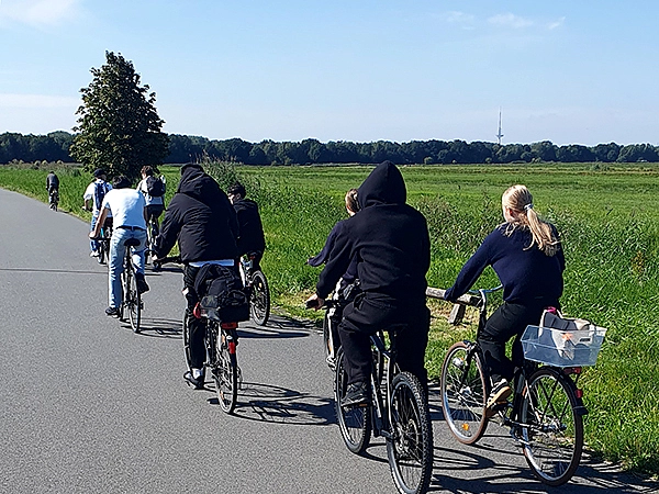 Mehrere Schüler:innen fahren Fahrrad