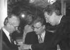 Der Bundesminister für Bildung und Wissenschaft Rainer Ortleb und Bildungssenator Henning Scherf bewundern das Logo der Handels- und Höheren Handelsschule